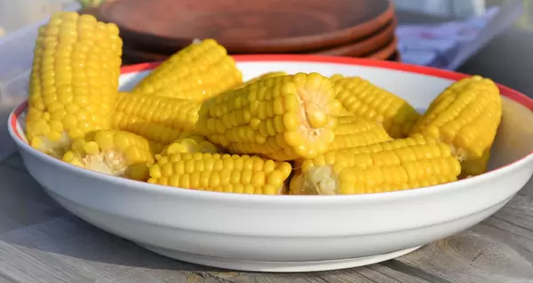 Teller mit Mais