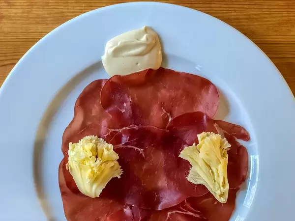 Teller mit Rohschinken