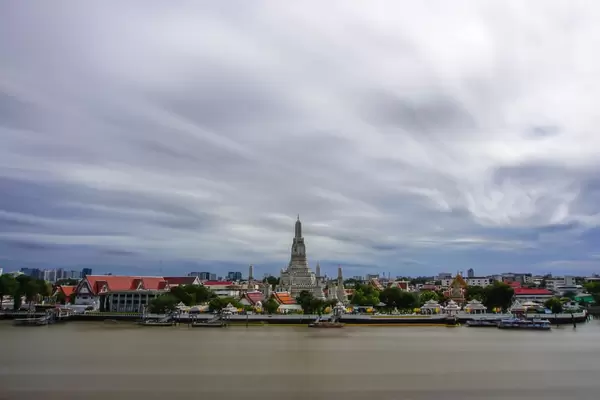 Tempel Wat Arun Langzeitaufnahme in Bangkok, Thailand