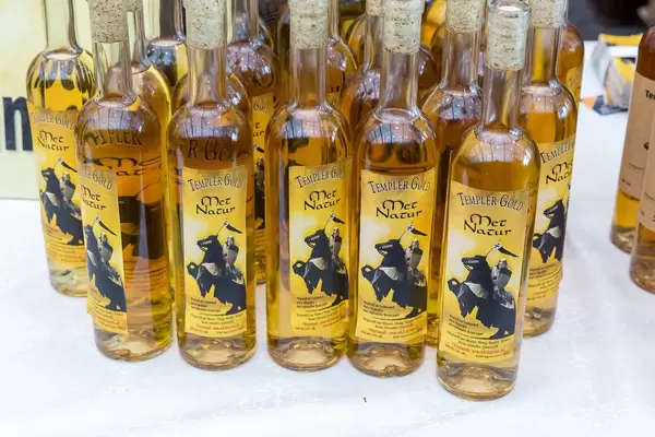 Templer Gold Met Natur Flaschen ausgestellt zum Verkauf