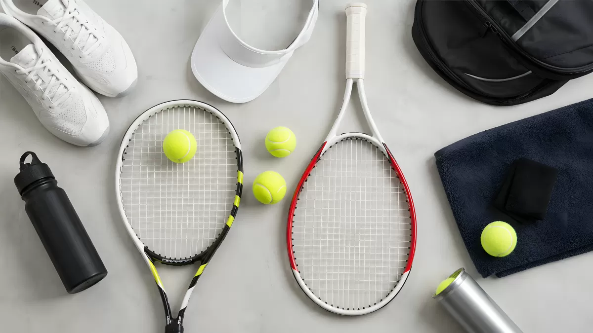 Tennisausrüstung von oben – Schläger, Bälle und Zubehör