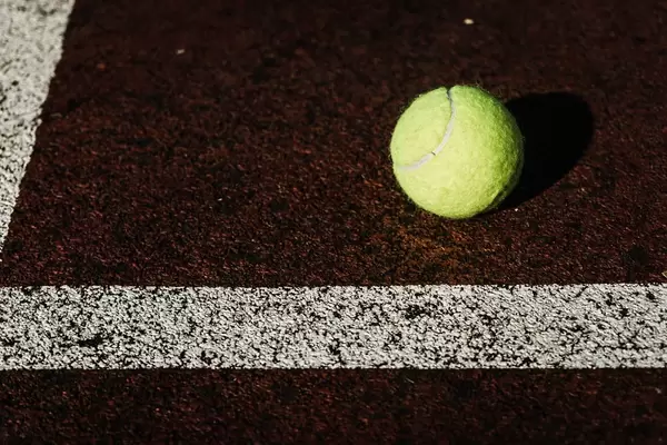 Tennisball auf dem Tennisplatz
