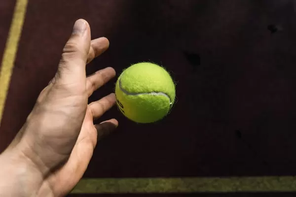 Tennisball fallen lassen