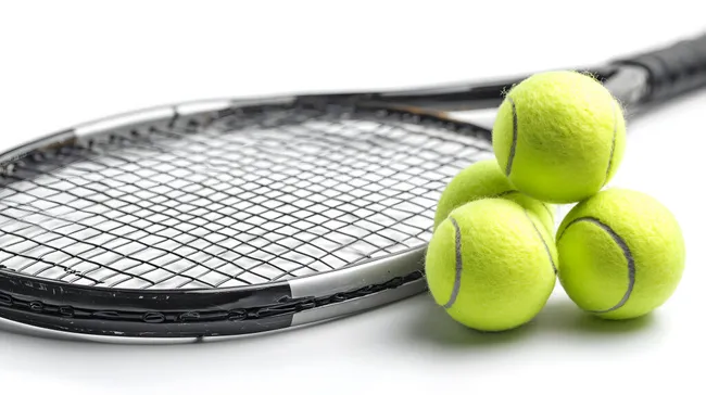 Tennisschläger und Tennisbälle auf weißem Hintergrund