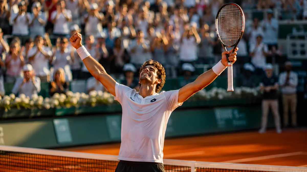 Tennisspieler jubelt nach Sieg auf Sandplatz