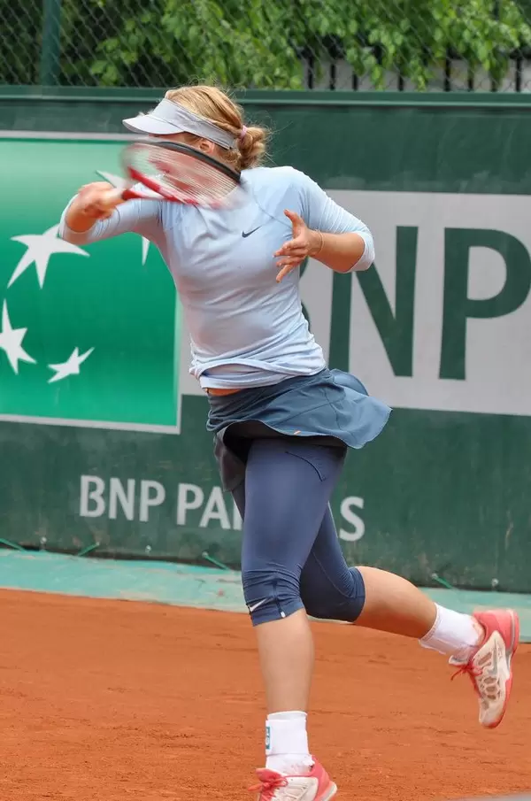 Tennisspielerin beim Vorhandschlag