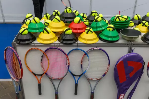 Tennistrainer Schläger und Bälle auf der Spielmesse In Essen