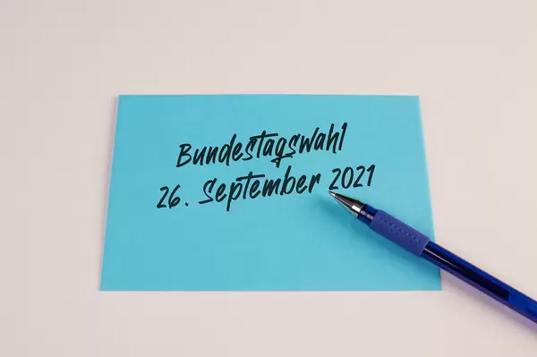 Termin für die nächste Bundestagswahl geschrieben auf Umschlag
