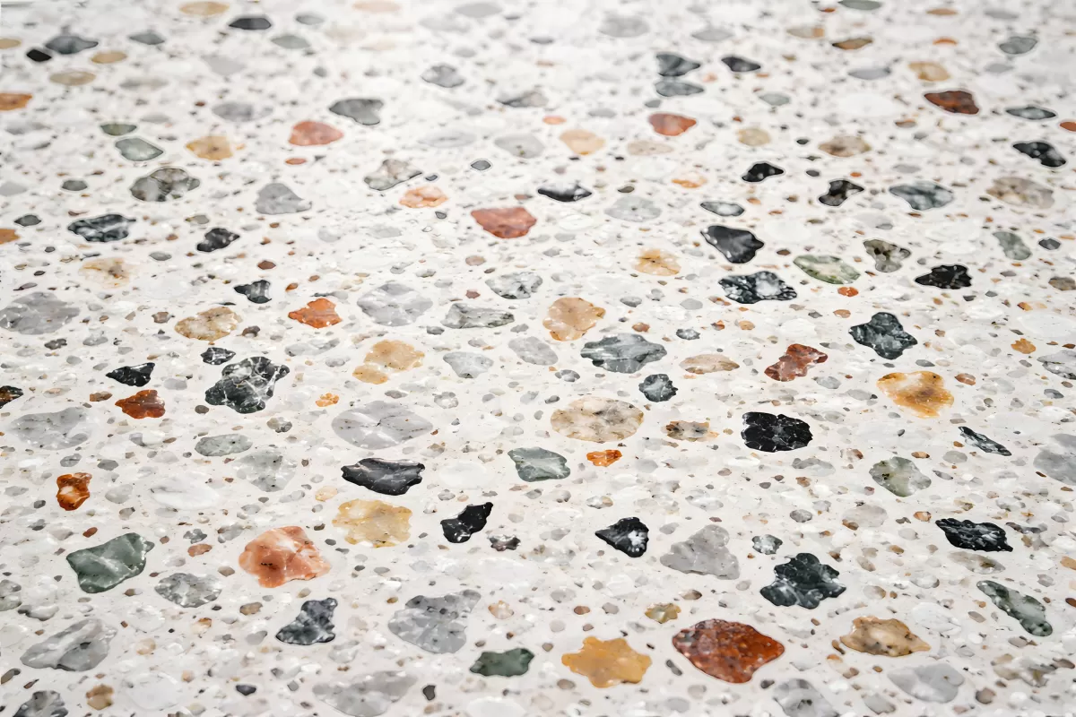 Terrazzo-Boden: Moderne Textur mit farbigen Steinen kostenlos herunterladen