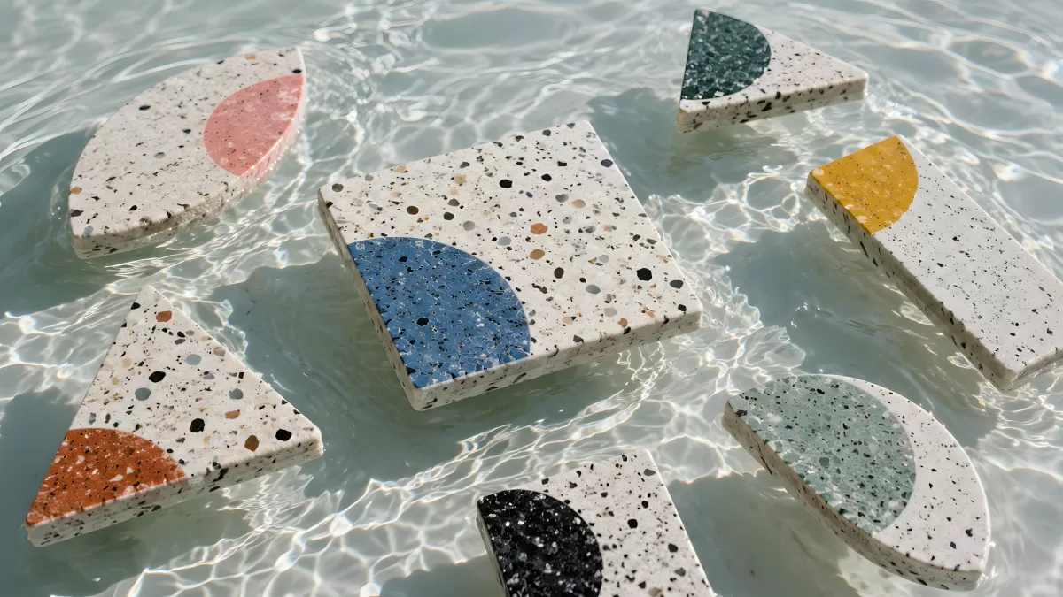 Terrazzo-Fliesen mit bunten Halbkreisen im Wasser