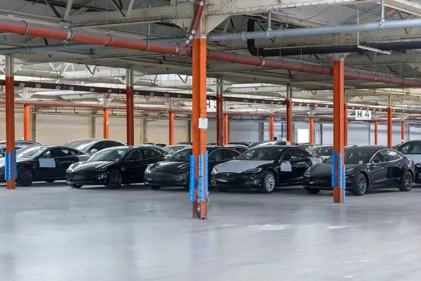 Tesla Autolager in Neuss