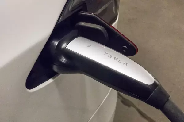Tesla beim Laden