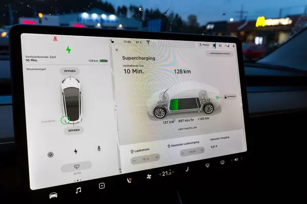 Tesla Board Computer während des Supercharging Vorgangs