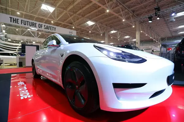 Tesla Elektroauto Model 3 beim Bukarest Auto Show