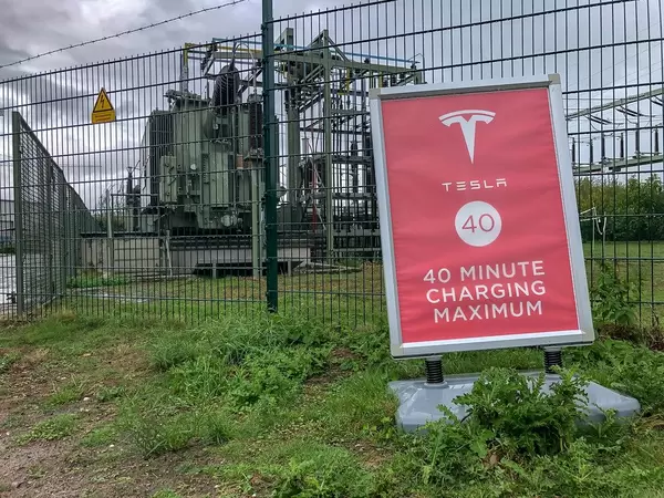 Tesla Info-board points to the maximum charging time of 40 minutes per e-vehicle
