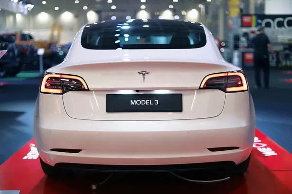 Tesla Model 3 weiß, Heckansicht