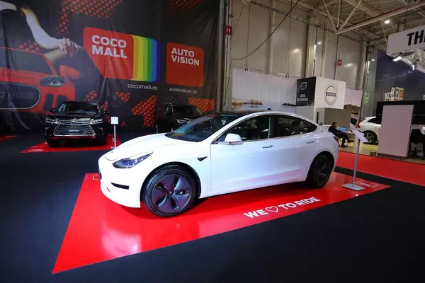 Tesla Model 3 Elektroauto im Weiß