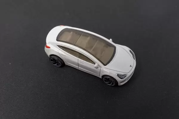 Tesla Model 3 mit Glasdach, als Hot Wheels Spielzeugauto der Spielzeugfirma Mattel
