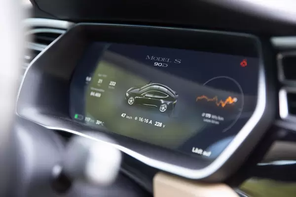 Tesla Model S 90D -Ladeanzeige für das Elektroauto, auf dem Display hinterm Lenkrad