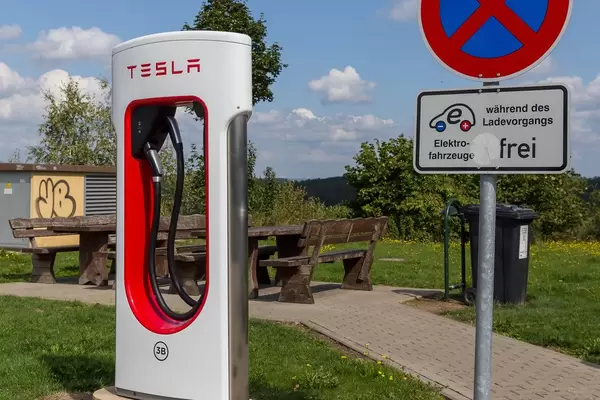 Tesla Supercharger E-Ladestation an einem Autohof in Wilnsdorf