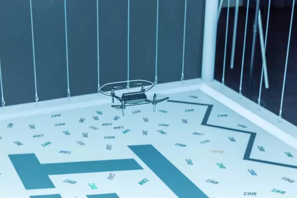 Testflug der Crowdfounding Drohne von TIE: Shift Drohne mit Quadrocopter, Propellerschutz und 4k-Kamera, für einhändige Steuerung