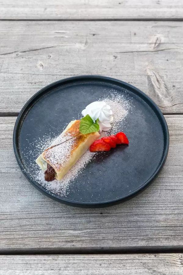 Tex-mex Dessert Chimichanga in veganer Ausführung: Tortilla mit Schokolade und Erdbeeren