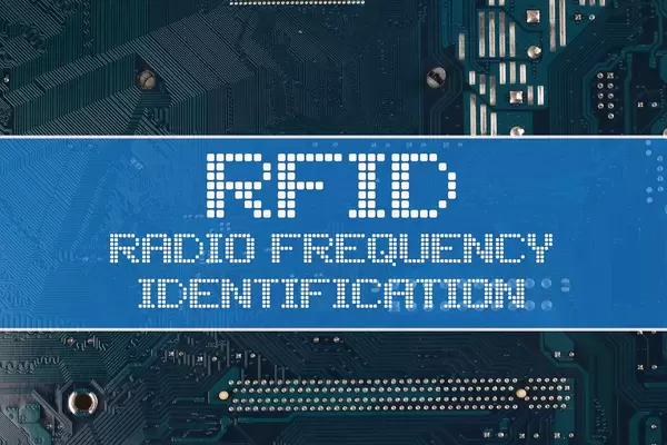 Text RFID Radio Frequency Identification vor einer elektronischen Leiterplatte als Hintergrund