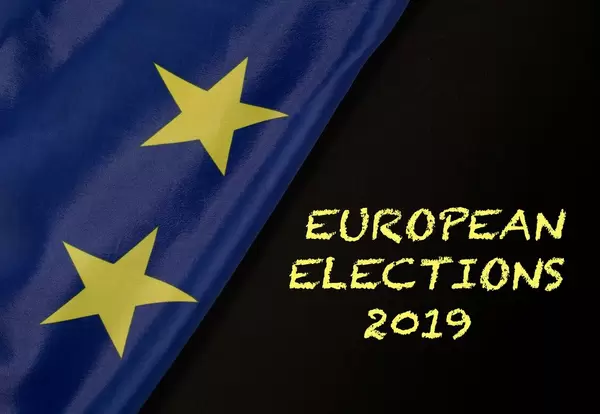 Text zur Europawahl 2019 mit Flagge der Europäischen Union