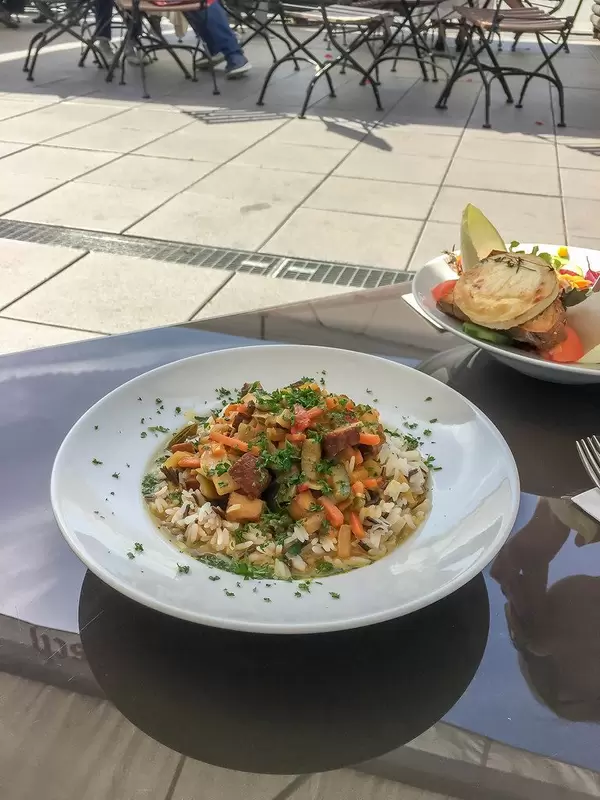 Thai Curry mit geräuchertem Tofu & eine große bunte Salatschüssel mit gratiniertem Ziegenkäse, Honig auf Pane Siciliano, im "Geißbockheim" in Köln