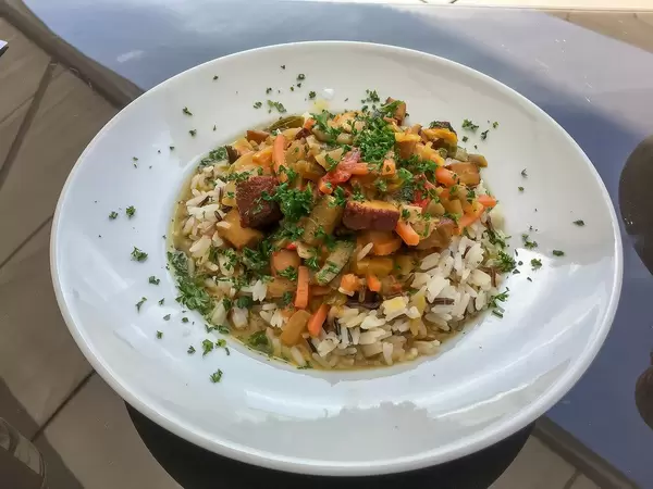 Thai Curry mit geräuchertem Tofu, Zucchini, Soja, Champignons, Paprika und Bambussprossen auf Reis im 1. FC Köln Clubhaus "Geißbockheim"