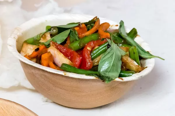 Thailändische Wokhühnchen Gai Pad Krapao: Grüne Bohnen, Chili, Karotten, Basilikum