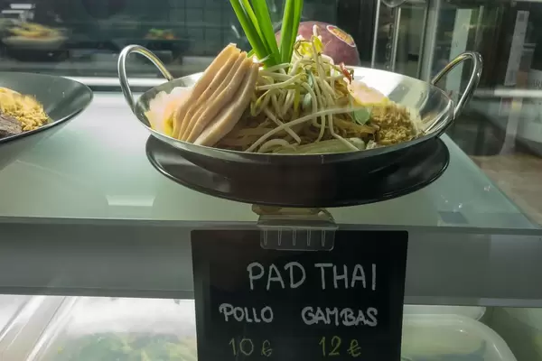 Thailändisches Nudelgericht Pad Thai in einem Restaurant auf Mallorca