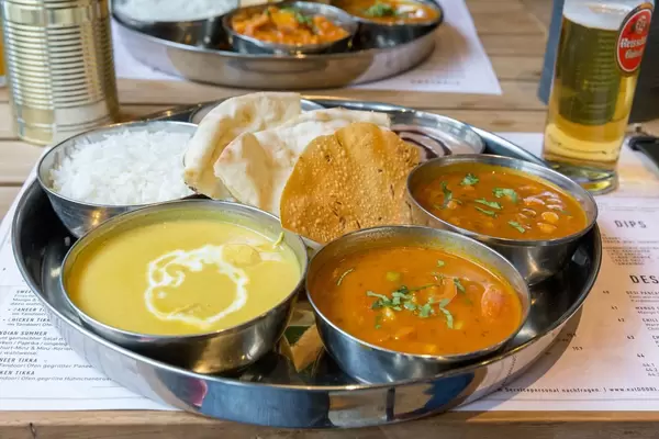 Thali Lunch - Chicken Korma - Hünchenbrust in cremigem Kokosnuss-Cashew Curry