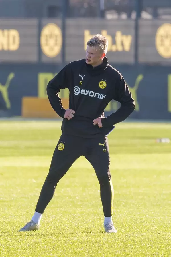 The 19-year-old Norwegian striker Erling Haaland is already popular in the Bundesliga after the successful debut against Augsburg