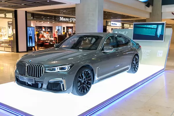 THE 7 Electrified: der BMW 745e Plug-in-Hybrid am Terminal 1 vom neuen Flughafen BER in Berlin