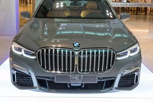 THE 7 Electrified: der BMW 745e Plug-in-Hybrid. Aufnahme von vorne am Flughafen BER