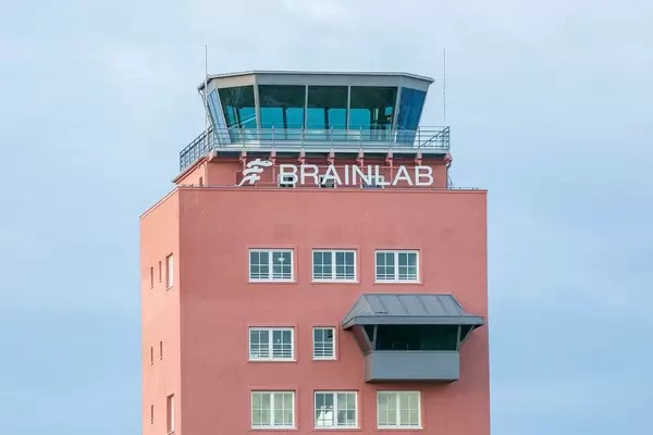 The Brainlab Tower: Das Hauptquartier von Medizintechnikführer Brainlab AG inmitten der Münchner Messestadt