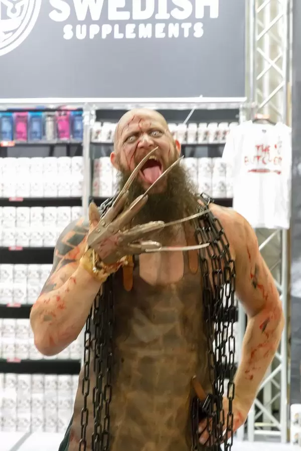 The Butcher posiert für ein Foto - FIBO Köln 2018