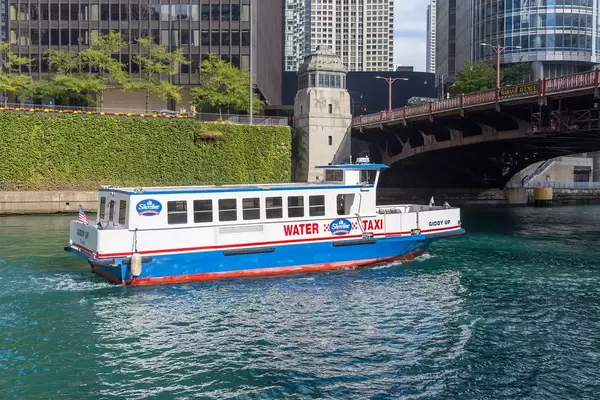 The Chicago Water Taxi service connecting many neighborhoods to the top sightseeing destinations in the city