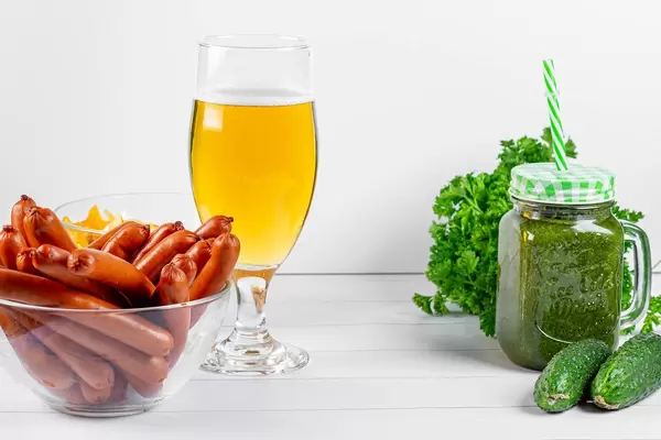 The concept of choosing between healthy eating and unhealthy