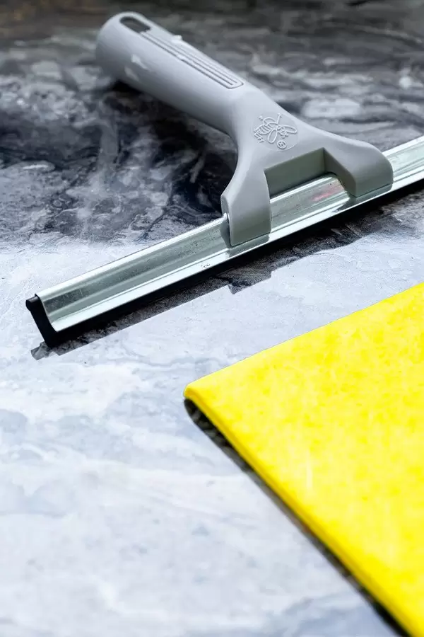 The device for washing the glass and washcloth