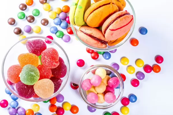 The different colored jelly, jelly and chocolates with cookies macaroons