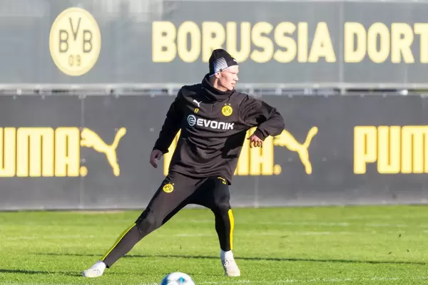 The eyes of the fans were on the young Norwegian Erling Haaland on his first public training with BVB