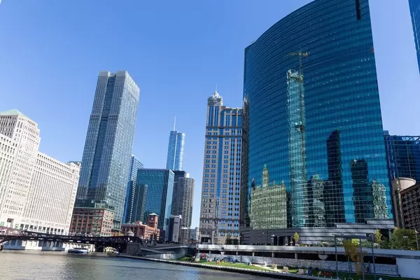 The global headquarters of the asset management company Nuveen at 333 West Wacker Drive in Chicago