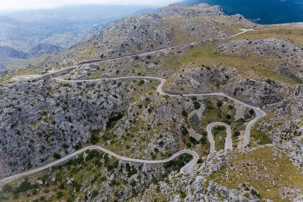 The hairpin turns of Sa Calobra: challenge and dream for cyclists, bikers and adventurous car drivers