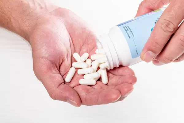 The man pours in the arm medicinska tablets from the packaging (Flip 2019)