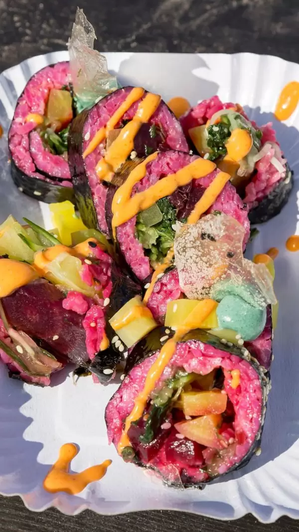 The Pink Roll: Avocado, Gurke, gelber Rettich, Rote Beete, Spinat, Spirulina-Mayo