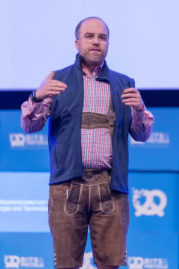 The Pitch Doktor - Crithoph Sollich holding a speech at the Bits & Pretzels Festival in Munich