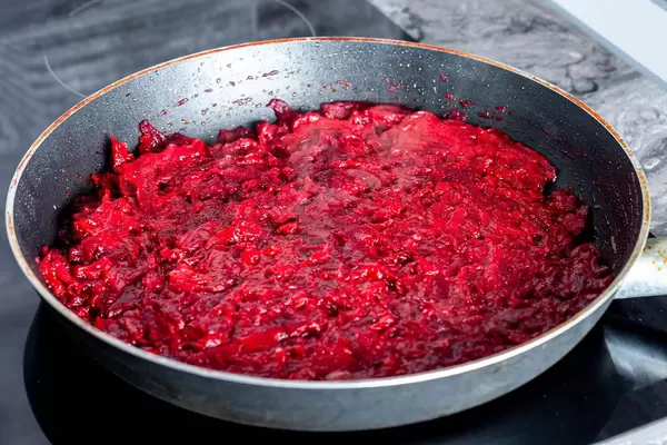 The preparation of a dressing for soup in the pan (Flip 2019)