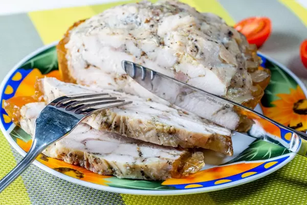 The process of cutting cold snacks from poultry